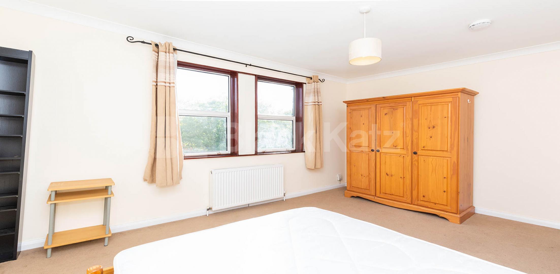 			NEW INSTRUCTION!, 2 Bedroom, 1 bath, 1 reception Flat			 North Villas, CAMDEN SQUARE